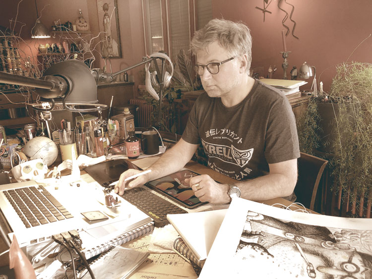 Fabien Veançon illustrateur graphiste au travail dans son atelier